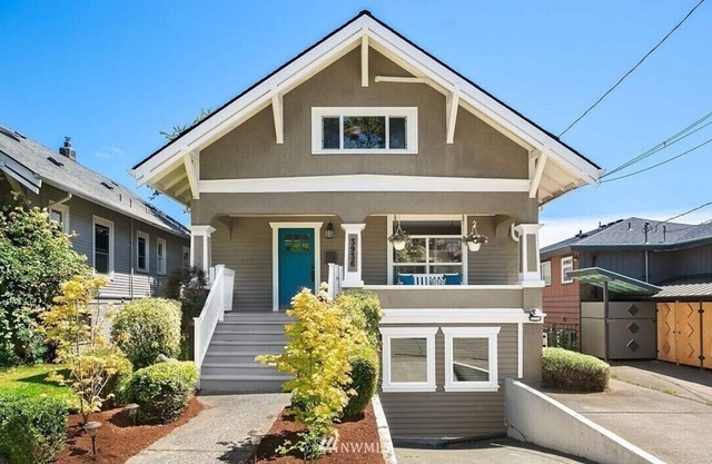 Grand Craftsman - 2900sf, parking, yard. partial AC. 93 walkscore SeattleStays