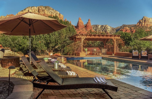 Grand Estate: Pool/Tennis/Pickleball/Golf/Firepit/Hot Tub on 6 Private Acres!