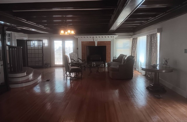 Grand gorgeous home with 6 separate beds!