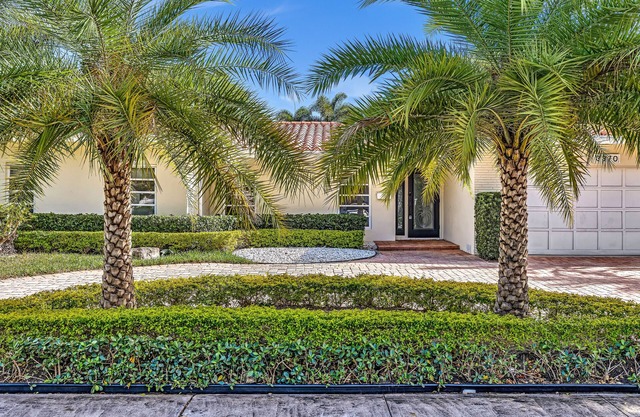 Grand Luxurious Villa, Secluded Backyard Oasis