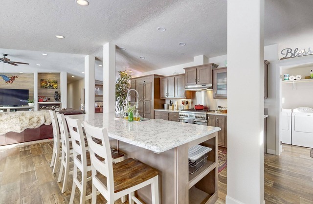 Grand Manor - Near Tamarack and Lake Cascade - AC - Pet friendly - fenced yard - trailer parking