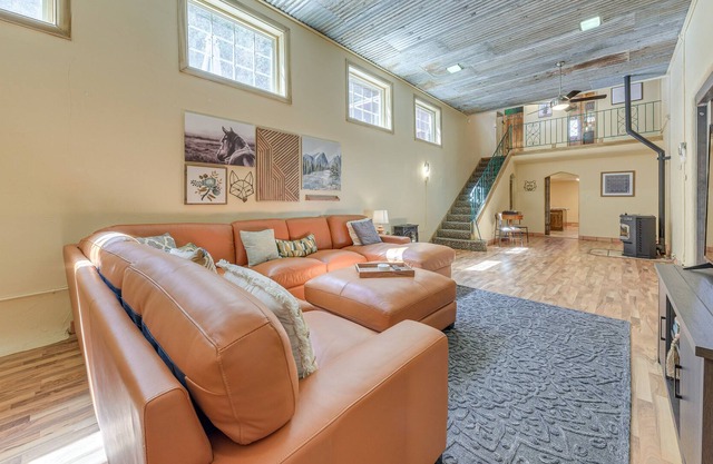 Grand Ruidoso Home w/ Private Hot Tub & Casita!