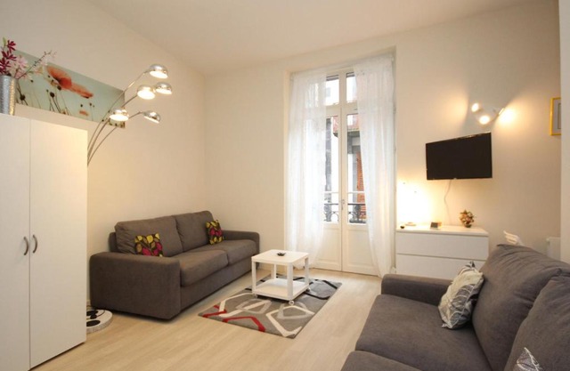 Grand Studio 27m² avec Balcon en Hyper Centre, Proche Thermes et Commodités - FR-1-608-139