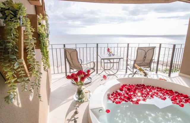 Grand Venetian Oceanview Spa Tub, Pools, Gym. Best location in town!