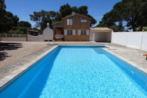 Grande chambre d'hôte dans maison provençale avec piscine