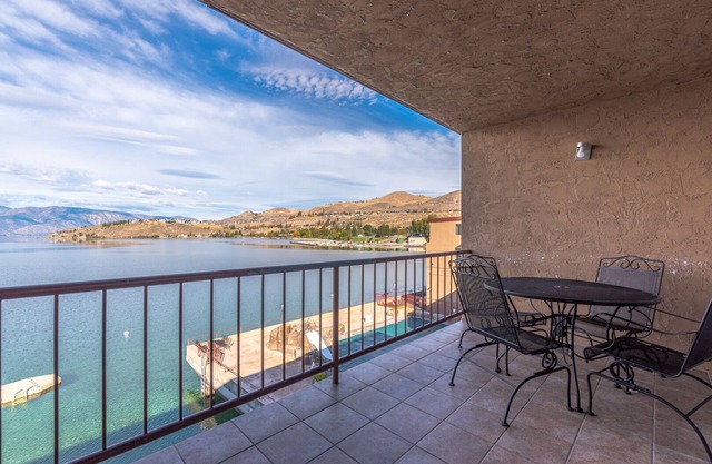 GrandView 402 - 2 Bedroom Waterfront Condo