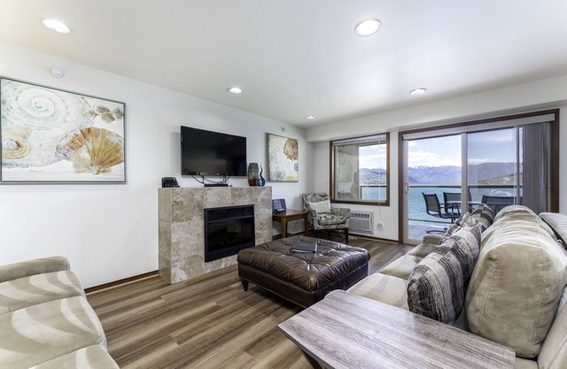 Grandview 542 Executive Waterfront condo