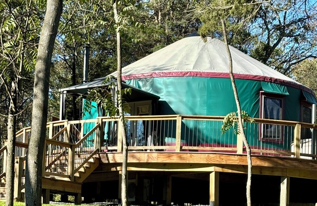 Granny Squirrel Yut in Shenandoah VA with WiFi, EV Charger, Hot Tub & Fireplace