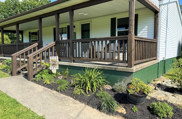 Grassy Meadow Getaway - HOT TUB!