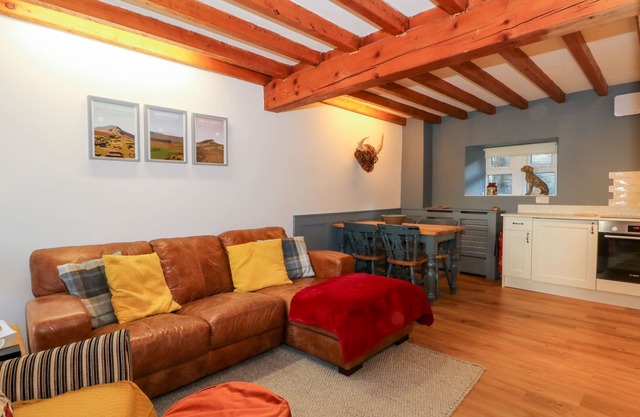 GRAVE PROSPECT, pet friendly, character holiday cottage in Settle