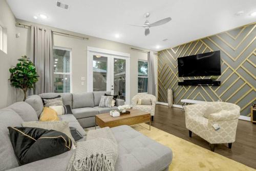 Gray Lux Hse 3BR 3 and half Ba MedCenter DownTWN HotTub