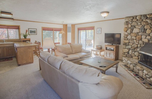 Great 2 bed condo, Private deck & hot tub. Best location in Ketchum!