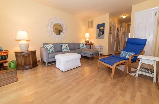 Great 2 bedroom Condo on Park Blvd.