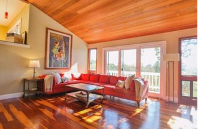 Great 3-bedroom private house, inground pool 1.1 acres 5 minutes from downtown