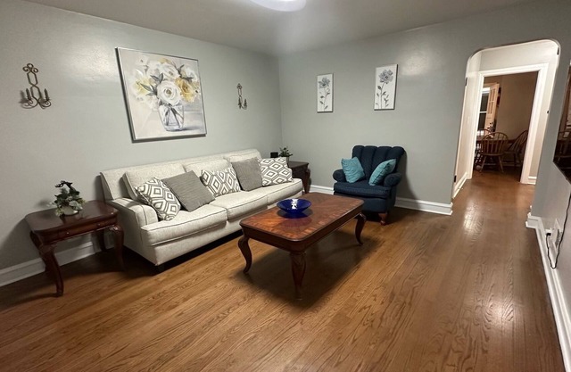 Great 3 bedroom walking distance from MDW airport