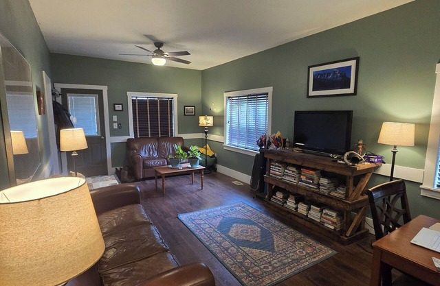 Great 3-bedroom with elegant garden view, dog friendly, & close to downtown.