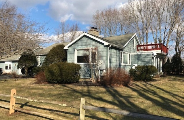Great 3BD/2BA Sunny Ranch with Private Beach and Large Yard
