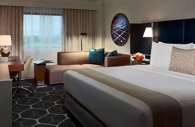 Great Choice! With City View, Outdoor Pool, Shuttle Service, and Pet-friendly!
