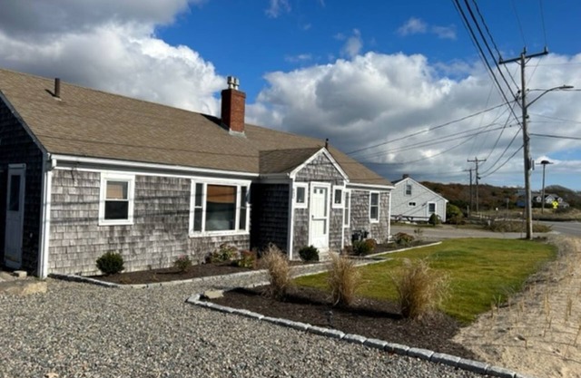 Great Cottage Just Steps From The Beach! "Deck Side"