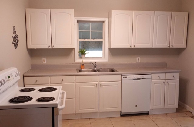 Great Davidson location! Walk to downtown, restaurants, and Davidson College
