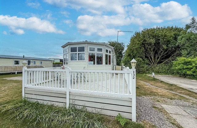 Great dog friendly caravan to hire with field views in Norfolk ref 10132B