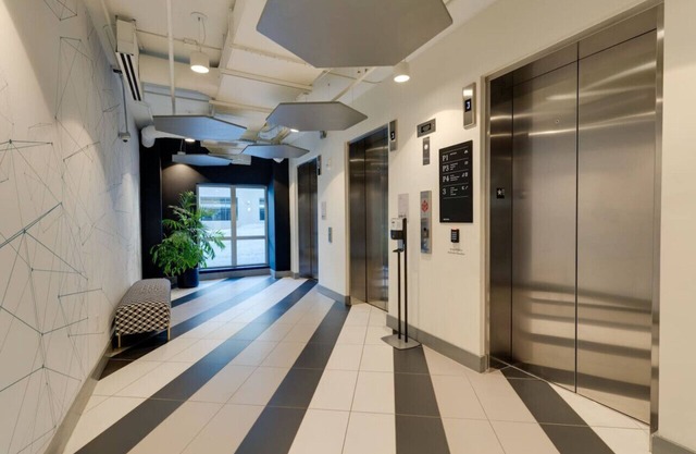 Great Downtown apt: Walk to Broadway, great pool!