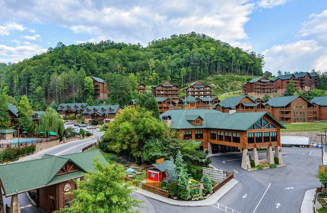 Great Family getaway resort. Indoor pool, 5 minutes to snowboarding and skiing.