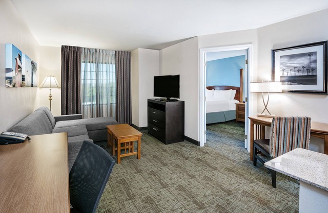 Great for Business Travelers! Air-Conditioned King Suite + FREE Buffet Breakfast