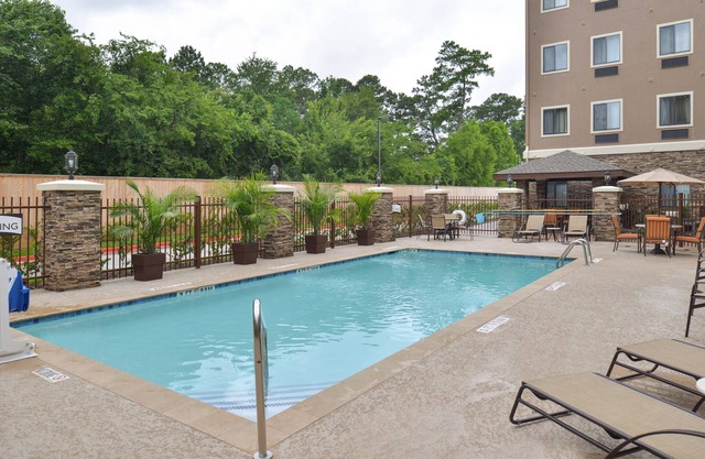 Great for Business Travelers! King Suite in Tomball | Shared Outdoor Pool + 24h Fitness Center