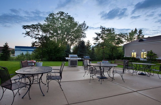 Great for Business Travel! Equipped King Suite with Pool Access + Free Breakfast