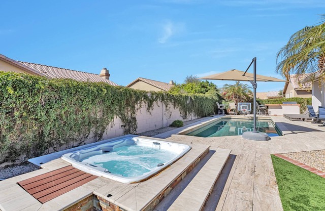 Great for Entertaining! Sparkling Pool & Spa, BBQ, WIFI, Near Dining, Shopping + Major Sports Venues