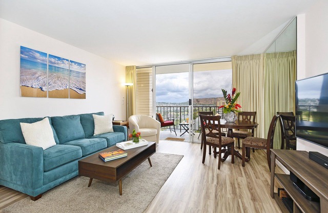 Great for Families! Partial Ocean/Canal/Diamond Head Views! Pool/WiFi/Parking