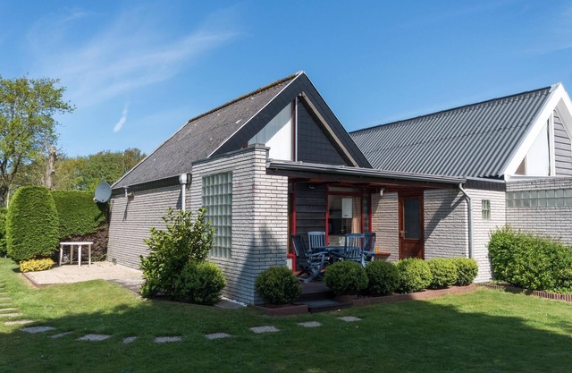 Great holiday bungalow for 6 persons on the North Holland coast.