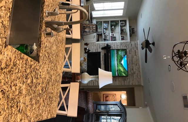 Great house in the Greater Heights, 14 miles from 2017 Super Bowl Stadium.