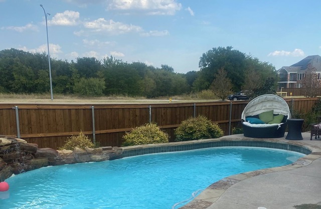Great huge house wz swimming pool two story ,huge backyard