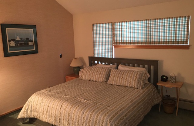 Great King Bed studio, close to lifts, spa, indoor pool and great restaurants!