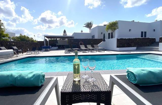 Great Location, WIFI, Hot Tub, SKY Sports, Air Conditioned, H pool, Pool Table