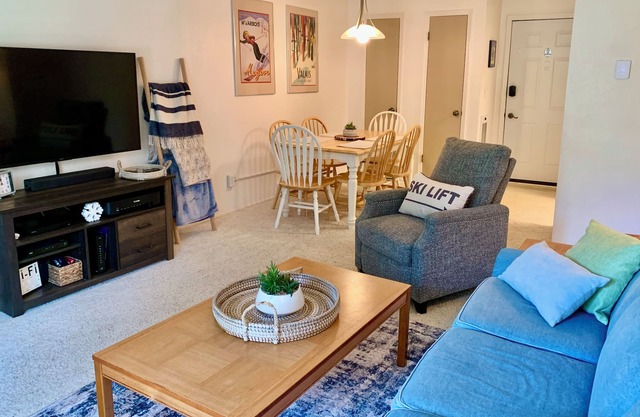 Great LOCATION-VIEWS-RELAX-HOT TUB-WALK OR BUS TO LIFTS-Sleep 5- 2BR/2Bath Condo