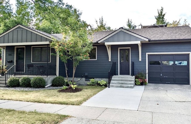 Great location! A short walk to MSU and downtown!
