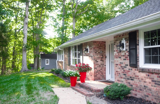 Great location, country living in the city. Close distance to Williamsburg
