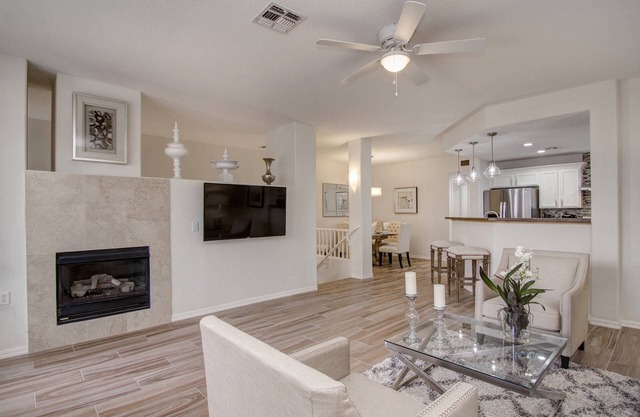 Great Location! Dining, Shopping, FREE GOLF, Hiking, Heated Pool, Spa & Fitness Room, Garage + WIFI