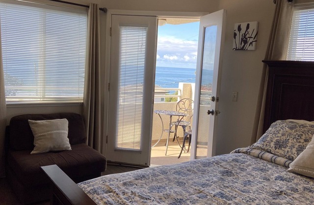 Great location! Easy beach access! Sleeps 12