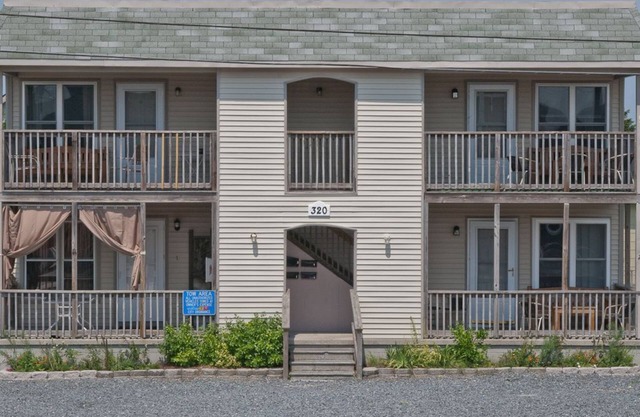 Great Location for your vacation. Very Pet Friendly!. Close to Boardwalk/Beach.