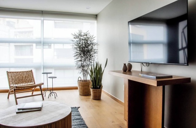 Great location, pool, rooftop, gym, 24/7 security