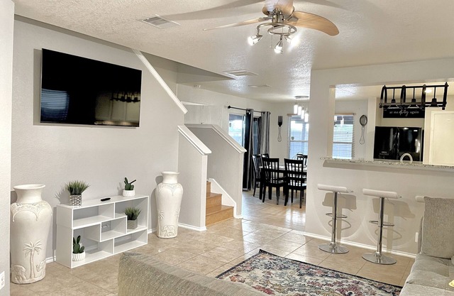 Great location SixFlags/LaCantera/UTSA/Top Golf
