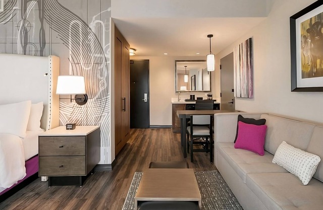 Great Location! 4 Comfortable Units, Indoor Pool, Free Breakfast, Parking!