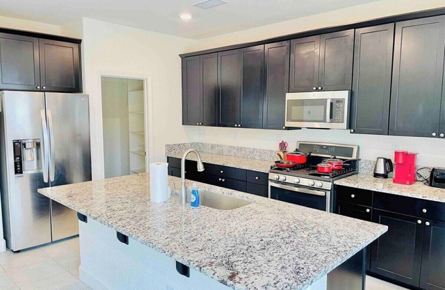 Great Neighborhood /5TVs/Sleeps 10