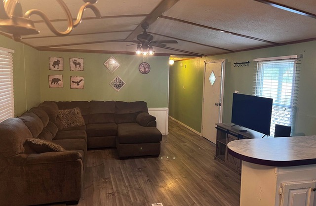 Great place to hit the trails! Quiet place 3 BR, Close to HM trailsLogan County!