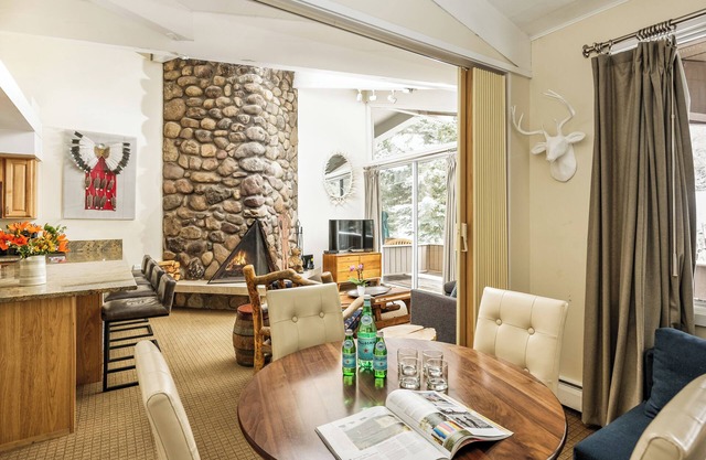 Great Two Bedroom Condo walking distance to town with Pool & Hot Tub