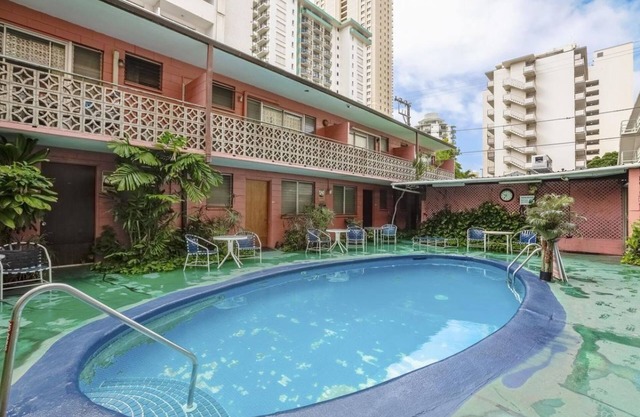 Great Vacation Spot! Outdoor Pool, On-Site Mini-Market, Close to Shopping